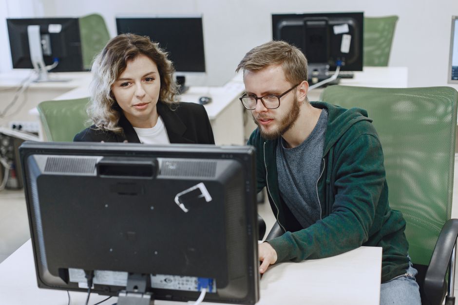 Teilnehmer lernen Programmierung und Webdesign in der Pro Academy